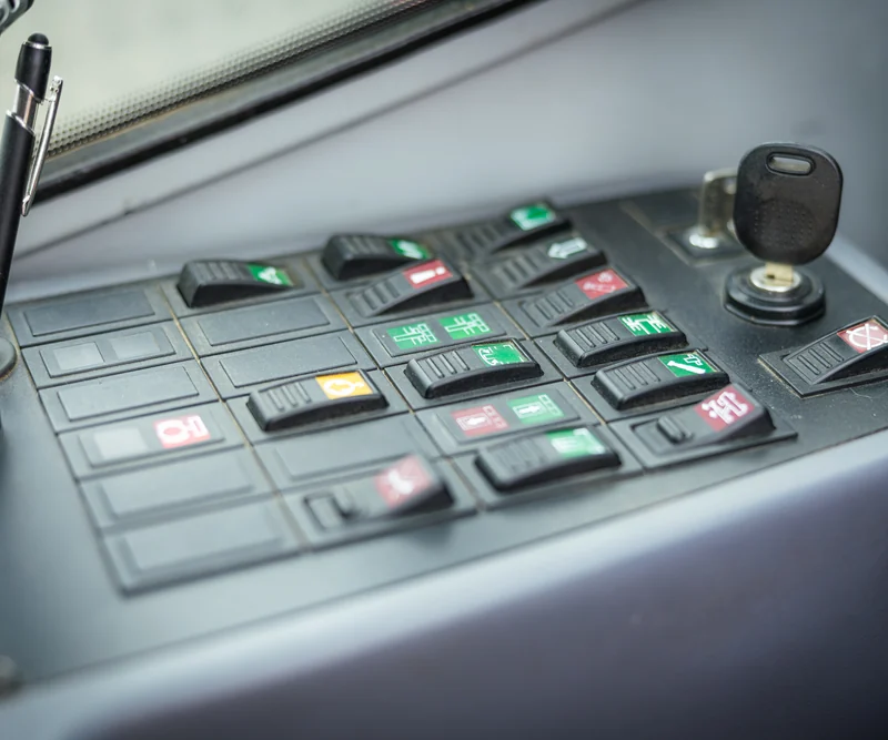 Schalter und Kontrollleuchten am Bedienpult eines Autokrans