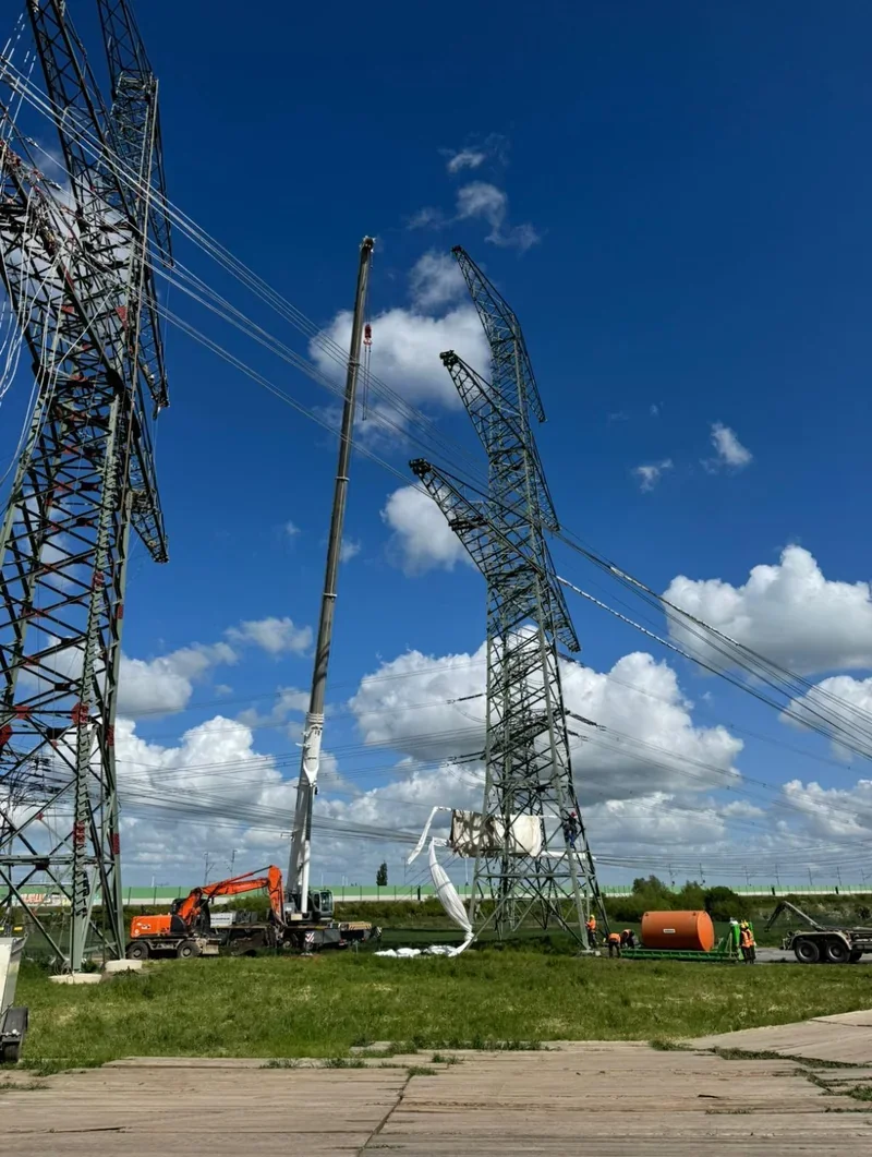 Strommasten auf einer Baustelle vor blauem Himmel